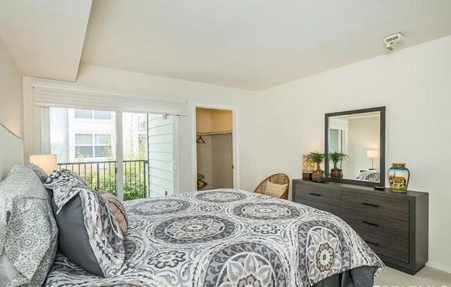 Building Photo - Lovely one bedroom, one bath condo, that has been recently updated with fresh paint.