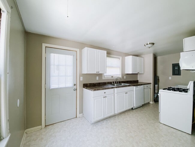 Building Photo - 2 bedroom and 1 bathroom duplex