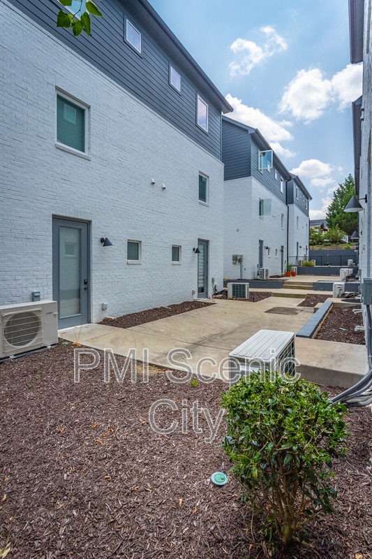 Building Photo - 444 Harper St
