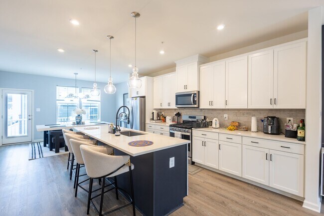 Building Photo - Stunning 3 BR/2 Full BA & 2 Half BA Townho...