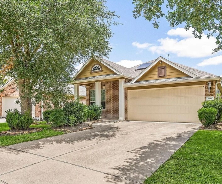 Primary Photo - 3015 Crescent Oaks Park Ln
