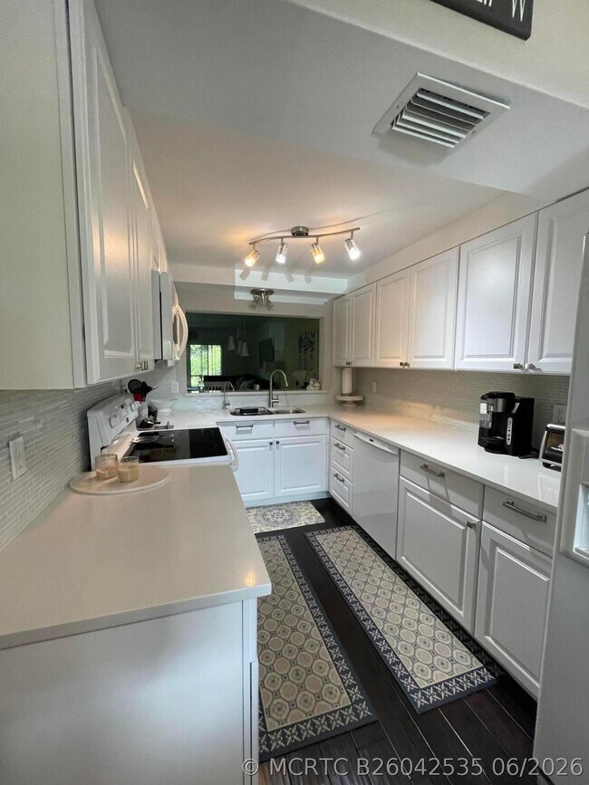 Building Photo - 7879 Willow Spring Cir N