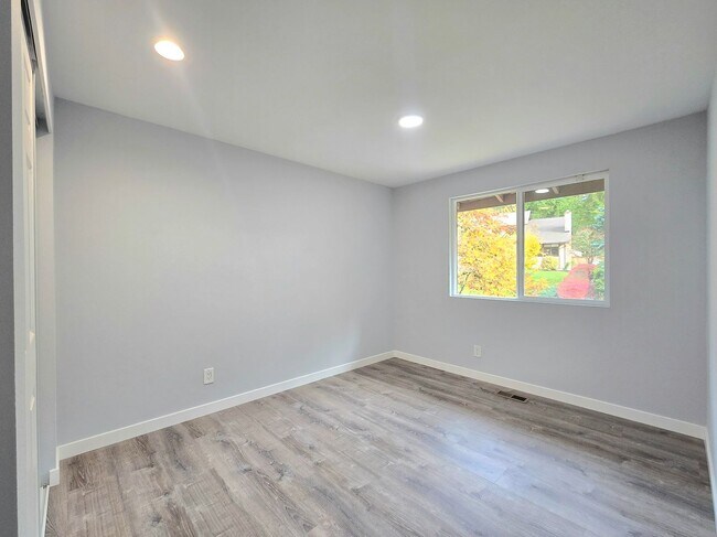 Building Photo - 4 Bedroom 3 Bath in Lake Forest Park