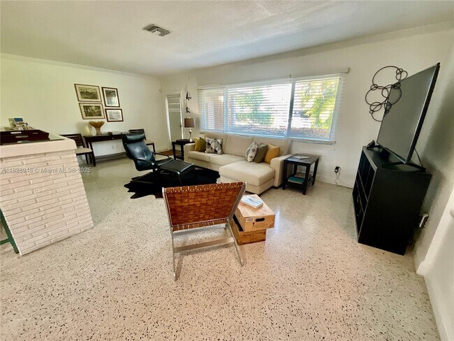 Building Photo - 4520 SW 24th Ave