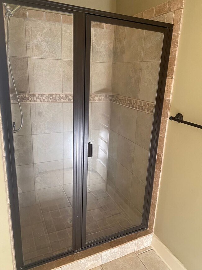 Building Photo - 3 bed / 2 bath Forest Glen