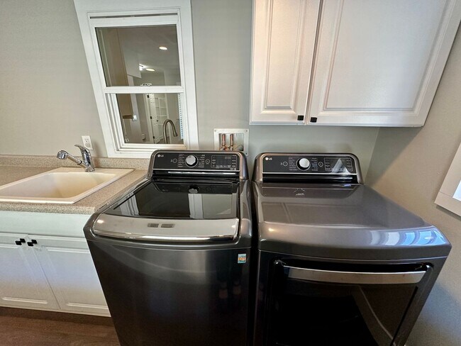 Building Photo - Come Experience the Charm of Cle Elum