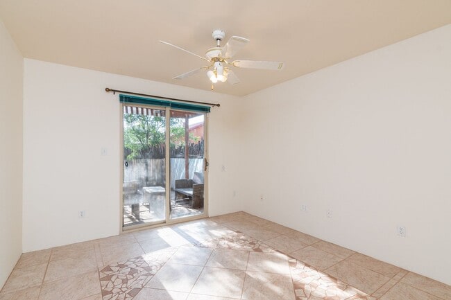 Building Photo - Cute Single Family Home Available now!