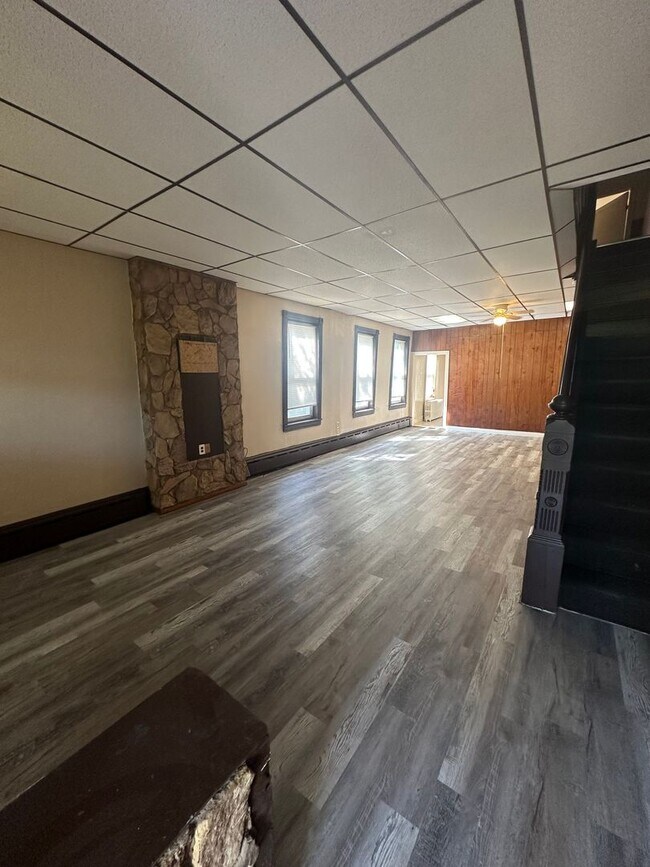 Building Photo - Large 3 bed, 2 full bath