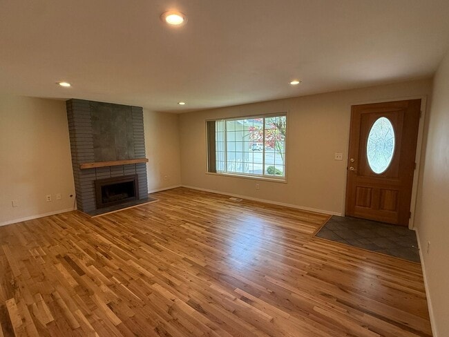 Building Photo - 3Bd/1.5Ba Kirkland House