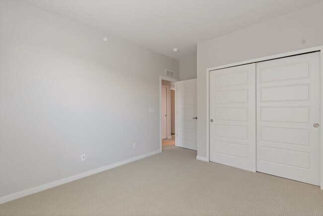 Building Photo - 549 Canary Ln