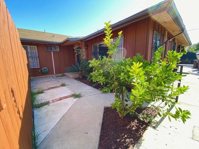 Building Photo - 2037 Lime Ave