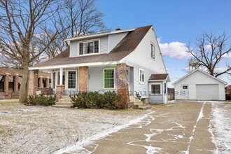 Building Photo - Spacious 4 Bedroom- With Extra room! New Remodel!