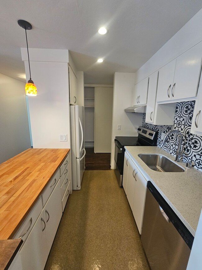 Building Photo - Cozy 2 Bedroom Condo Looking Near Piedmont...