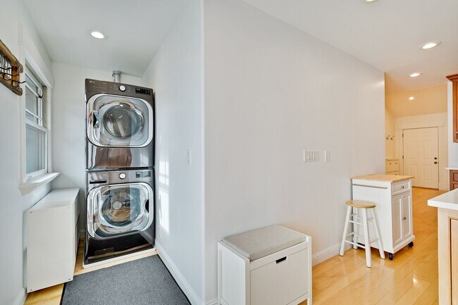 Building Photo - Quaint and Cozy One-Story Craftsman-style Home nestled in the sought-after Sunnyvale neighborhood...