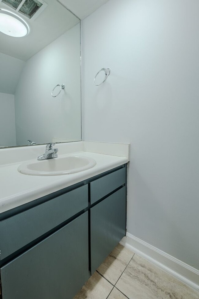 Building Photo - ***HALF OFF 1st Months Rent If Leased by 8/1/2026*** Fully Furnished 2BR/2.5BA Townhome Near UGA ...