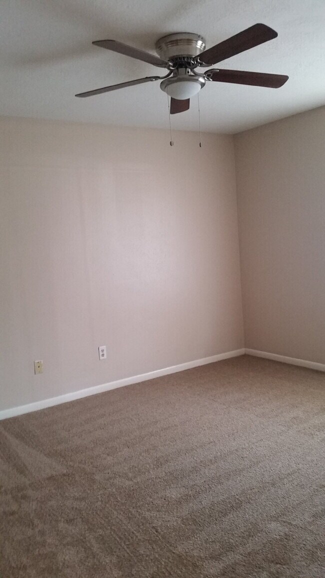 Building Photo - The right side unit of this duplex offers a comfortable and functional layout ideal for small fam...