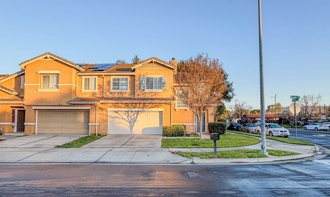 Building Photo - Fantastic. Three bedroom in Gilroy. Corner Lot