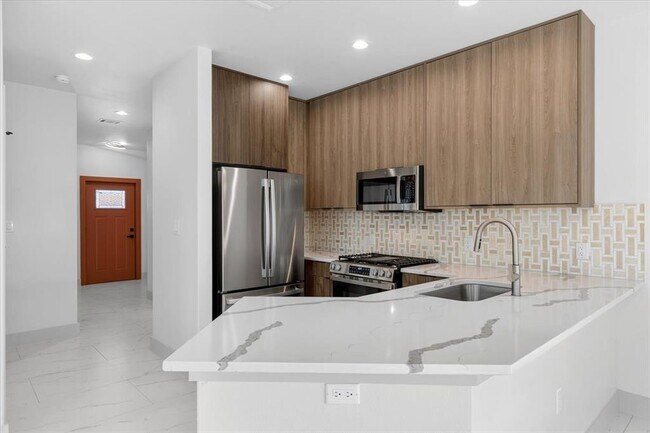 Building Photo - 1409 Emile St