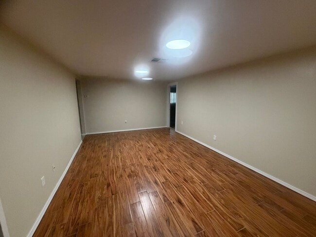 Building Photo - 3 Bed 2 Bath Home