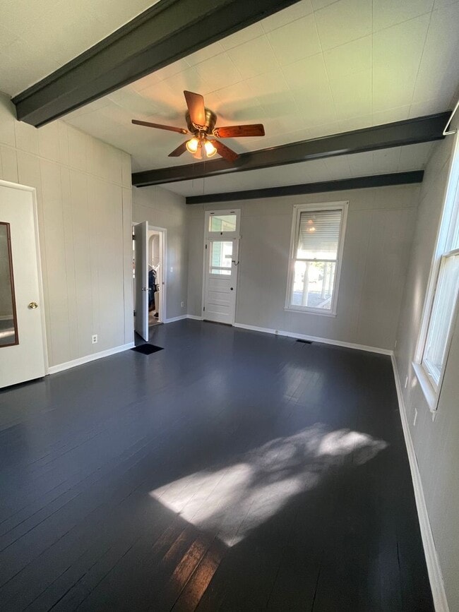 Building Photo - 3 Bedroom Single Family Home Near Columbia...