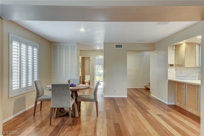 Building Photo - 3223 Pinehurst Dr