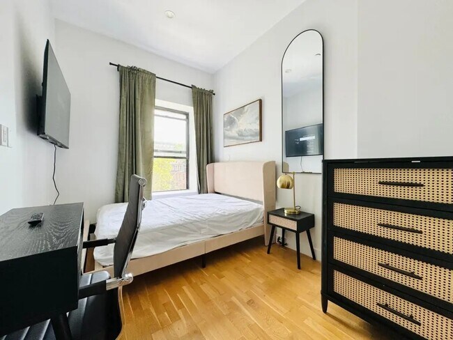 Building Photo - Furnished room/NOT APARTMENT