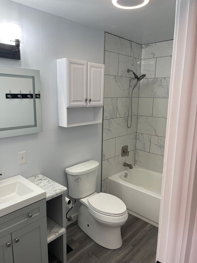 Building Photo - 494