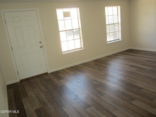 Building Photo - 305 Corvena Way