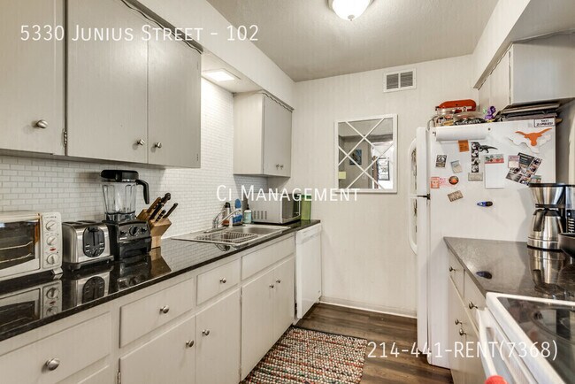 Building Photo - 5330 Junius St