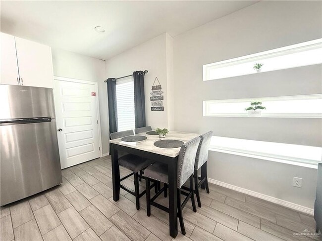 Building Photo - 1303 W Heritage Dr