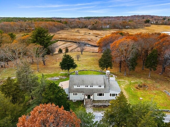 Primary Photo - 2 Noahs Hl Wy