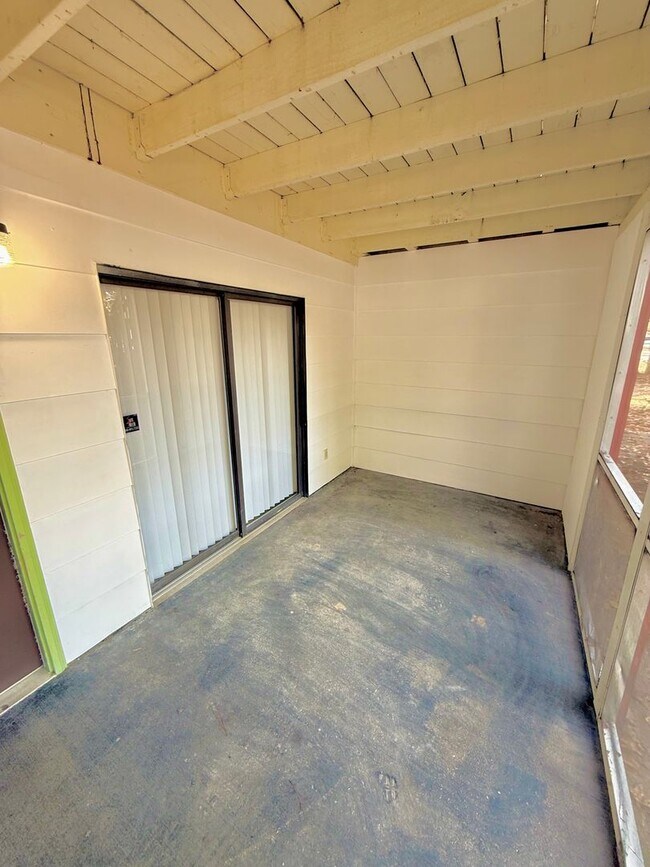 Building Photo - Now available! Charming 2 bed / 1 bath condo in a prime Tallahassee location.