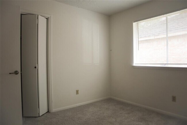 Building Photo - 915 Valley Ranch Dr
