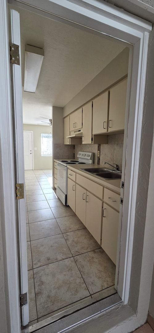 Building Photo - 2/1 Home in suberb location, pet friendly!