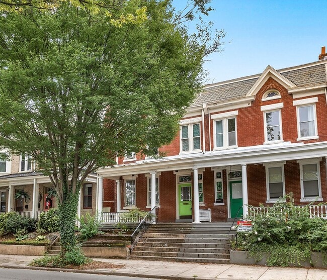 Building Photo - FAN DISTRICT HOME WITH 3 BEDROOMS AND 3 FULL BATHS