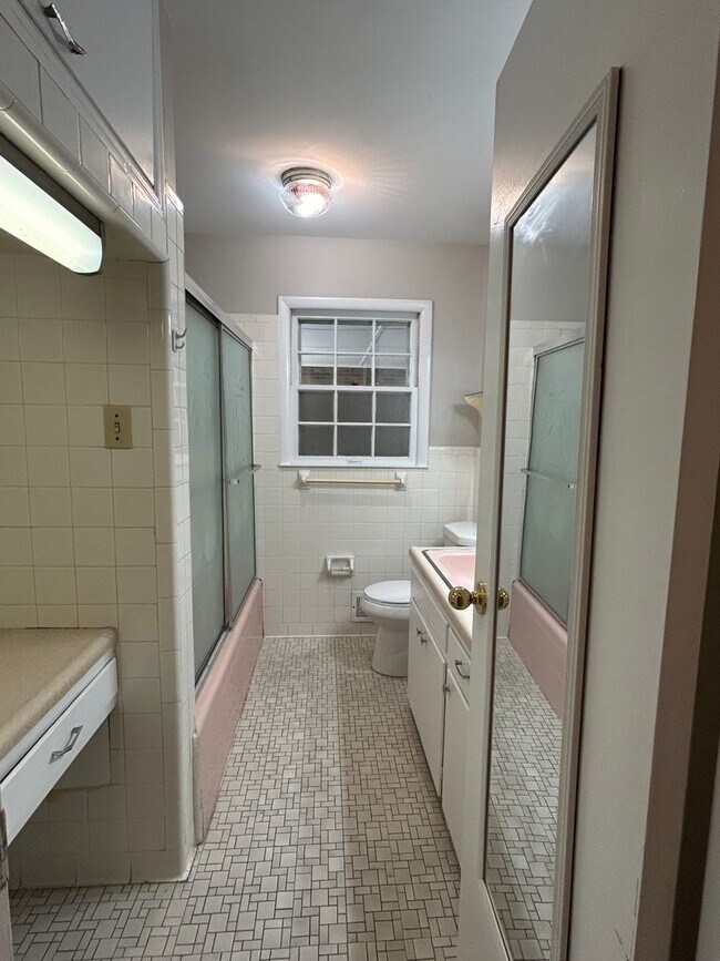 Building Photo - 1504 Cloverdale Road **MOVE IN SPECIAL**