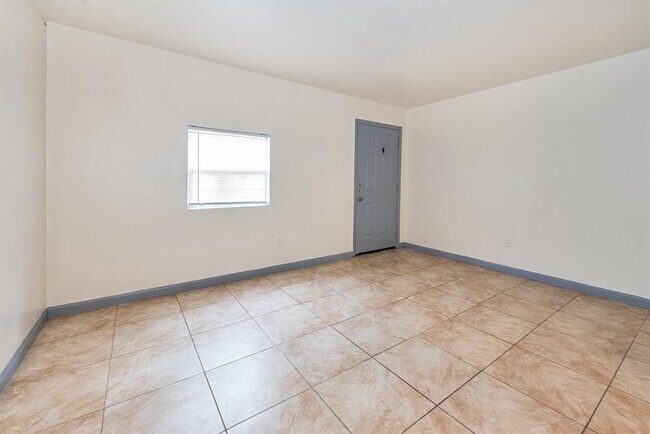 Building Photo - 1802 N Wayside Dr