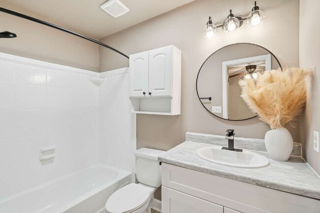 Building Photo - 3-Bed Spacious End Unit Townhouse