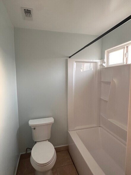 Building Photo - 1023 E 67th St