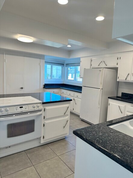 Building Photo - 24 Lighthouse St