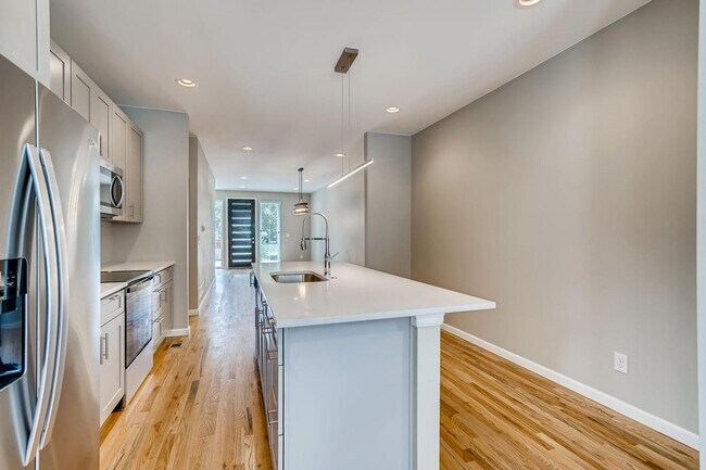 Building Photo - Beautiful Townhome for Rent