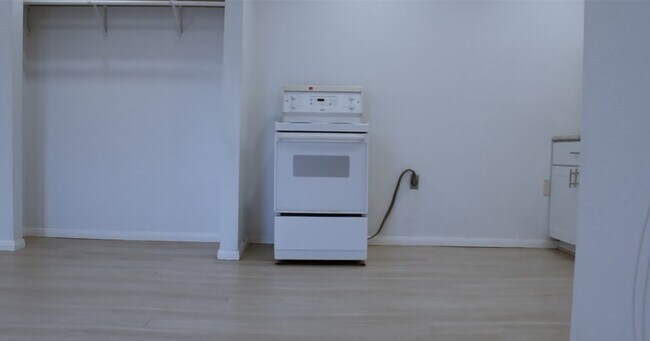 Stove and closet - 312 Maxine Ave