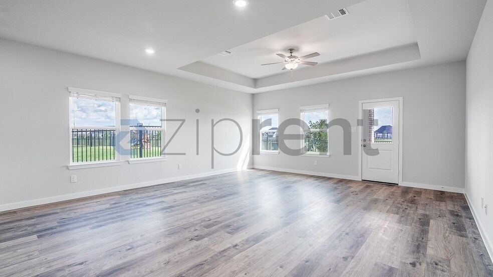Building Photo - Unit 27327