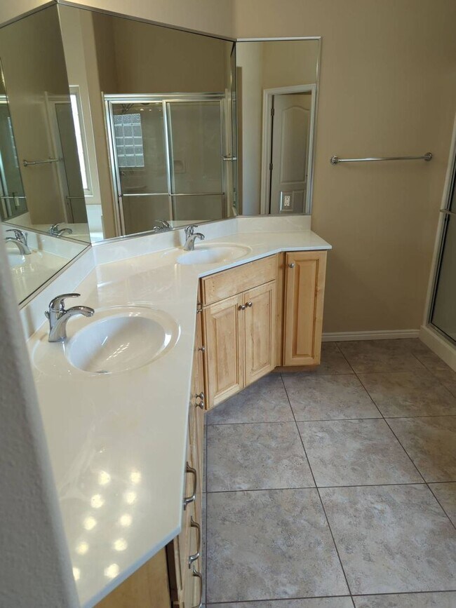 Building Photo - Single-Level 3 Bedroom Home