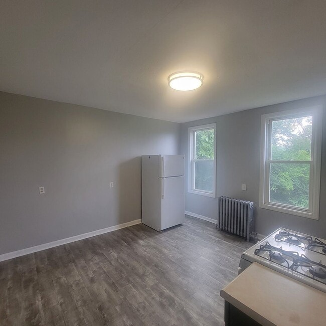 Building Photo - Carnegie - 2 BR First Floor Apartment, Lam...