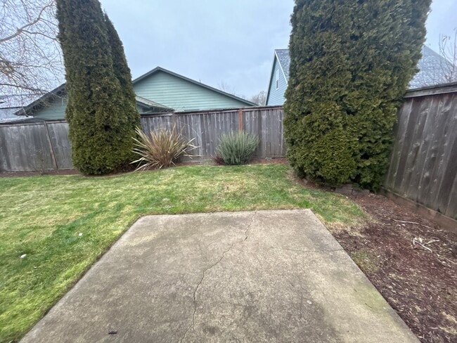 Building Photo - 3 Bedroom 2 Bathroom Knox Butte Home