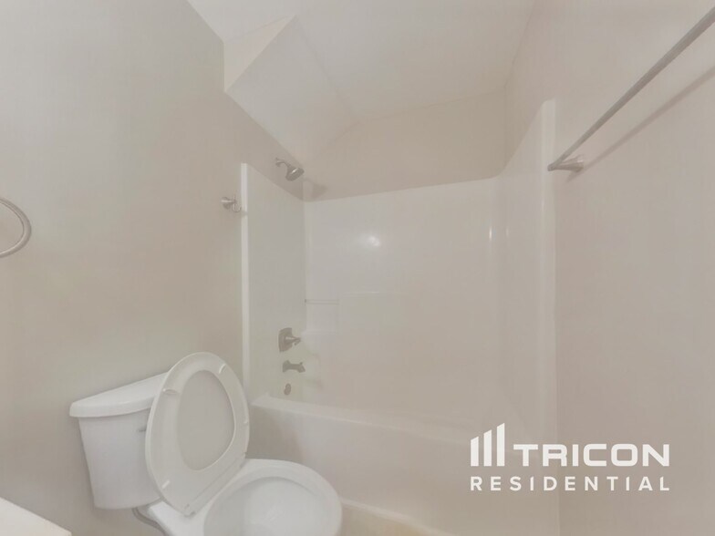 Building Photo - 621 Staffwood Dr