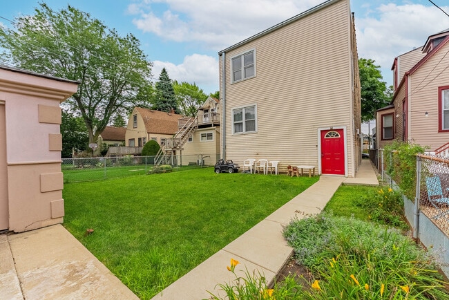 Building Photo - 4730 W Warwick Ave