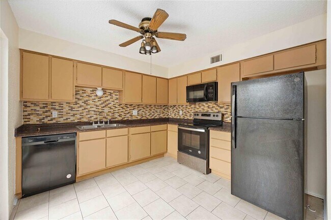 Building Photo - 12033 Bob White Dr