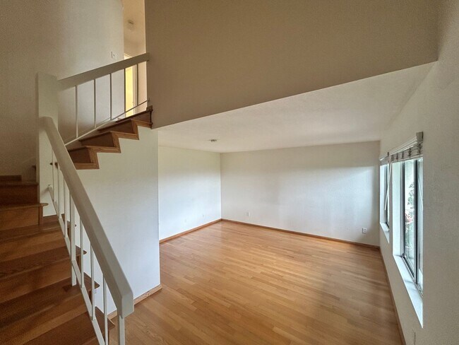 Building Photo - Stunning 3BD/2.5BA W/ Reserved Parking and Community Pool in Tierrasanta!